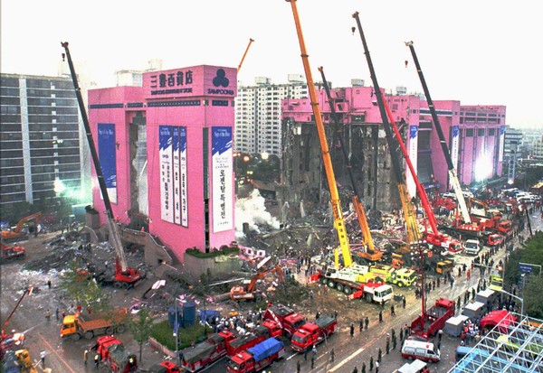 Rescue workers, using cranes, continue a rescue operation Friday, June 30, 1995 following the collapse of Seoul's Sampoong Department Store. The death toll stood at 113 in the disaster which officials blamed on shoddy construction. (AP Photo/Yun Jai-hyoung)