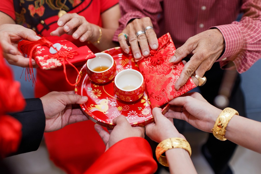 女网友拿喜饼祭祖，接着就梦到阿公，引起千人讨论。