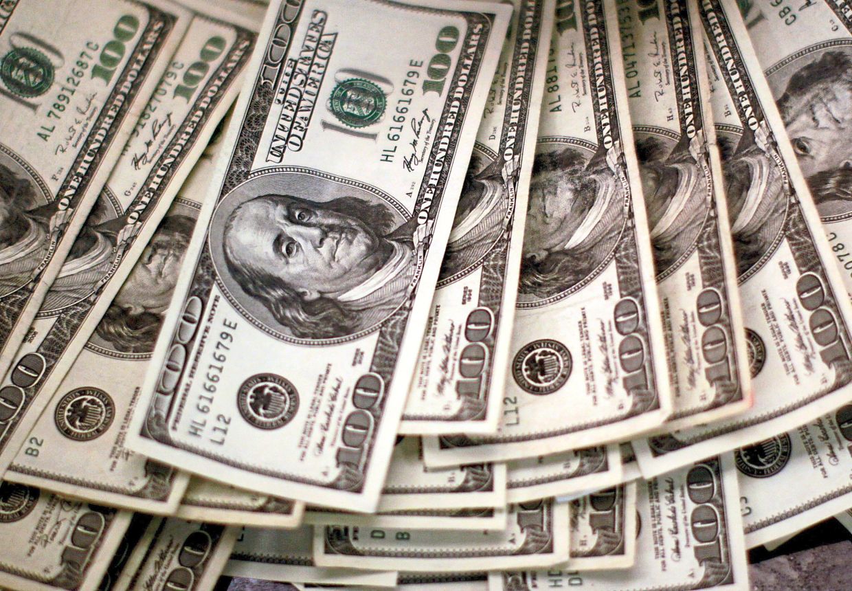 FILE PHOTO: FILE PHOTO: Four thousand U.S. dollars are counted out by a banker counting currency at a bank in Westminster, Colorado November 3, 2009. REUTERS/Rick Wilking/File Photo/File Photo