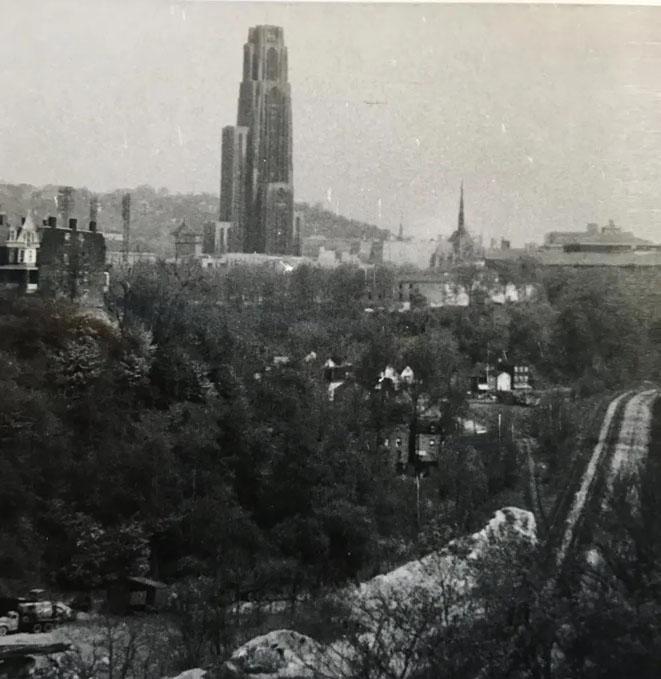 1970年，阿克斯顿曾到美国读数理社会学博士学位，奈何他当时并没有完成学位，留下了一个遗憾。