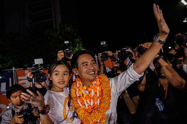 Pita Limjaroenrat, leader of the Move Forward Party, holds his daughter Pipim as he waves to his supporters during a campaign rally in Bangkok, Thailand, on Saturday, April 22, 2023. Thailand's Move Forward Party, which is surging in opinion polls ahead of the May 14 election, wants to reclaim the lost decade of military-backed rule with sweeping reforms to revitalize Southeast Asias second-largest economy. Photographer: Andre Malerba/Bloomberg