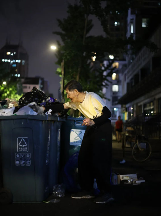 为了不影响拾荒者的收入，王坤森深夜出来捡废品，换来的钱用于捐资助学。