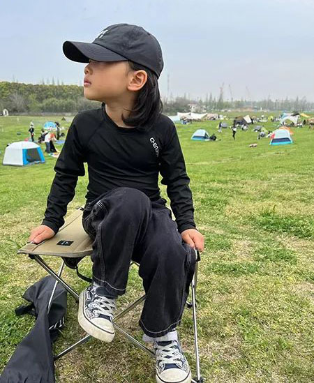 虽然夏伯恩只有五岁，但从两岁开始就跟随爸爸到处摩旅了。