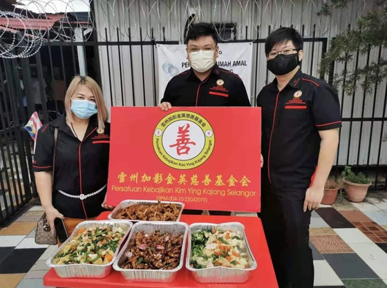 提供新鲜烹煮的饭菜和食物，温饱弱势群体肚子。