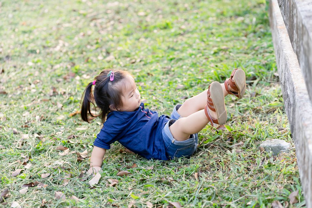 An,Adorable,Asain,Girl,Is,Fall,Down,From,The,Fence.