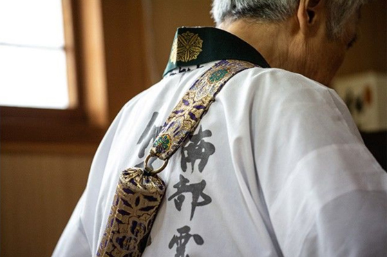 传统的Itako持有作为修行结业证明的护身道具“odaiji”和师父亲授的Itako念珠（又称，最多角念珠）。