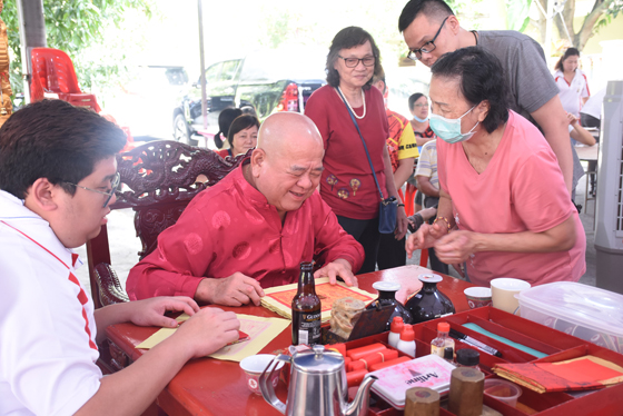 信众会向南山大伯公祈求，保平安、生意兴隆，有些信徒也会向福德正神求财。