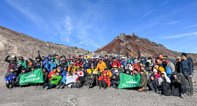 这次参与三浦攀登富士山的团队非常强大，但也别具意义。