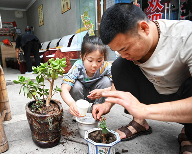 虽然自己的爸爸与其他人的爸爸不一样，但妞妞并不自卑，是爸爸的小棉袄。