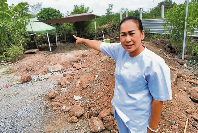 丹娜：“我们在土堆上建了厕所，没想竟冒犯了亡者。”