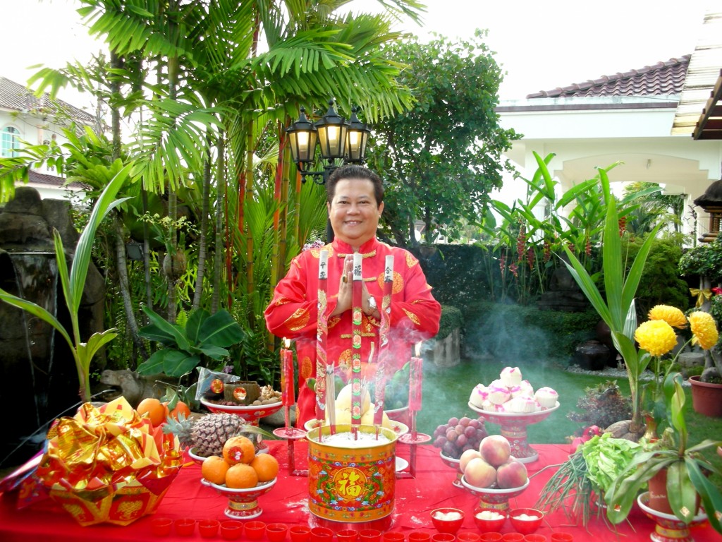 接财神是新年最重要的习俗活动之一，谭师父特别授招“龙年求福求富”秘诀，一整年都财源滚滚。