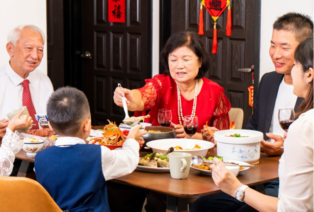 餐桌上的礼仪规矩太多，很多父母都没注意到，所以从小就要教孩子餐桌上的礼仪。