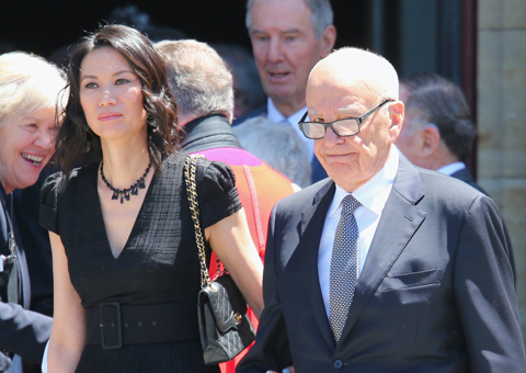 2012年12月18日，传媒大亨梅铎与第三任妻子邓文迪在澳洲墨尔本出席活动。