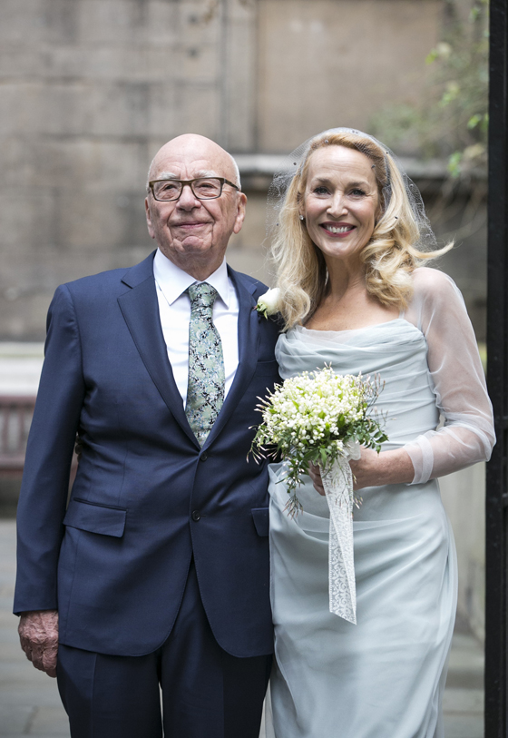 2016年3月5日，传媒大亨梅铎与第四任妻子霍尔在英国伦敦举行婚礼