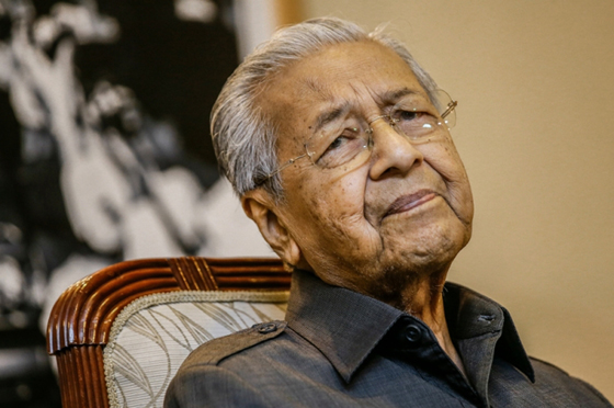 前首相敦马哈迪嘲讽执法单位搬出陈年往事选择性提控获“敦”勋衔的领袖。