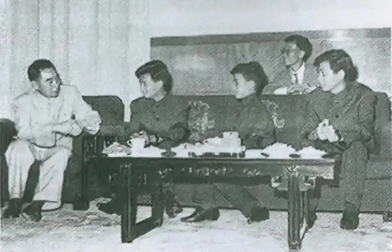 1960年7月24日，纳拉迪波王子（右三）会见中国总理周恩来（左一）。