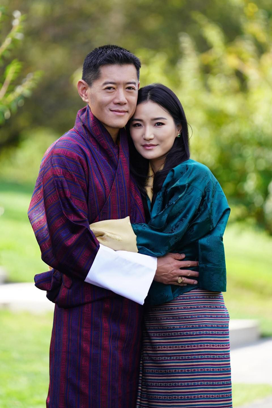 现年44岁的不丹国王吉格梅·凯萨尔·旺楚克，与王后吉增佩玛相差整整10岁。当年公开为她废一夫多妻制的宣言，轰动全球皇室。