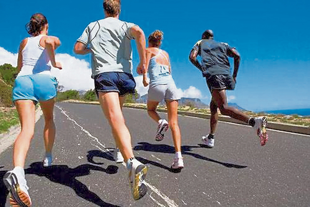 其实集体健身有激励推动力，不放邀约两三位朋一起做运动。