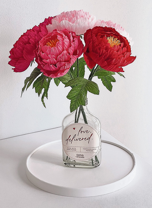 一束红红的花插在瓶子里放在桌上，凸显整个环境气氛。