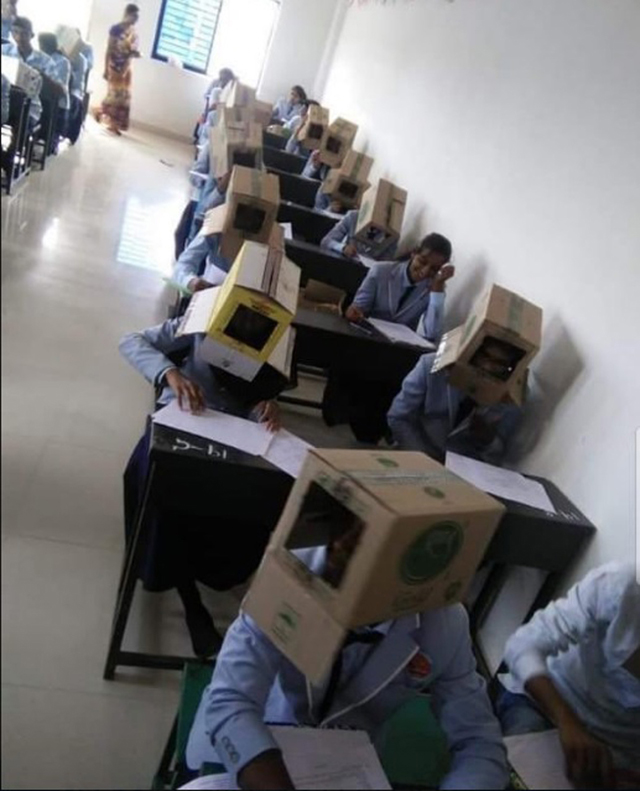 在印度还有学校为防止学生考试时作弊，而要求学生头戴纸箱考试。