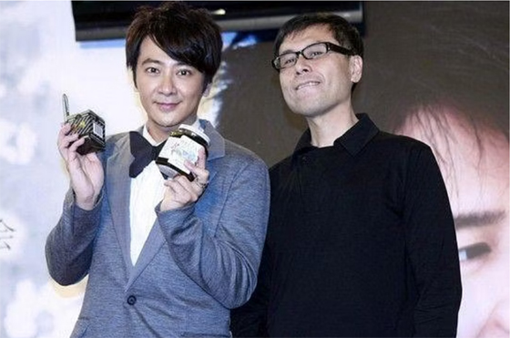 孙耀威（左）2011年举行专辑发布会，何厚华惊喜献身站台。