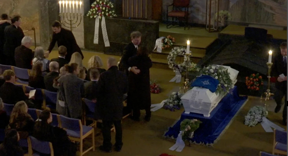 Mats的10年战友都从远方赶来参加其葬礼，送别最后一程，甚至有人为Mats流下真挚眼泪。