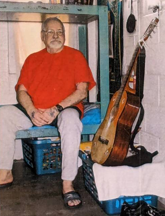 支持者表示，几十年的监狱生活改变克里奇，他成为了一个品行端正、爱好诗歌的老人。