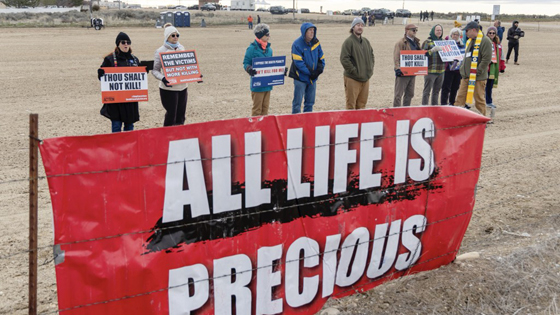 反对死刑的民众到爱达荷州高度设防的监狱外示威。