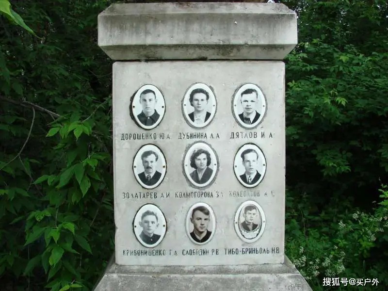 后人为9名登山队队员树立纪念碑。