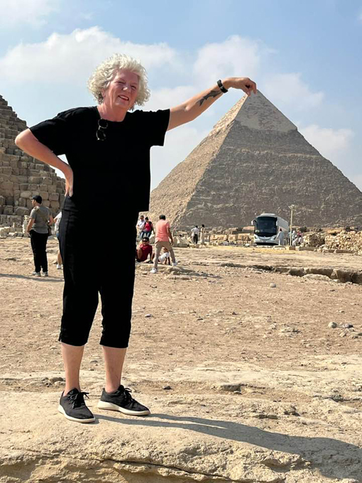来到埃及，当然少不了与金字塔合影。