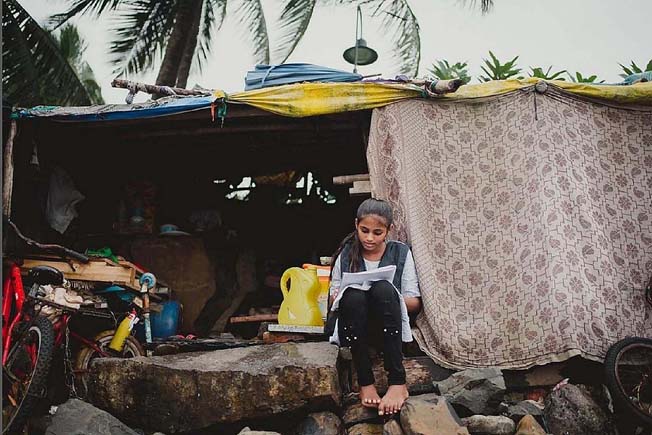 未成为模特儿之前，Maleesha与家人住在破帐篷里，附近都是垃圾，而政府也随时会来拆毁他们的家，但迄今Maleesha靠着自己的能力给家人买了一间公寓。