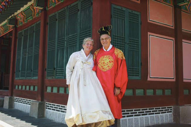 入乡随俗，去到韩国当然得换上传统韩服拍照留念啊！