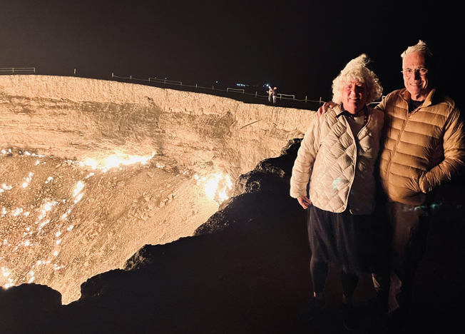去年两人的结婚45周年纪念日，他们在土库曼斯坦的达瓦尔火山口度过一个“热辣辣”的约会，还在星空下吃了一顿烧烤晚餐,睡在蒙古包里，让他们毕生难忘。