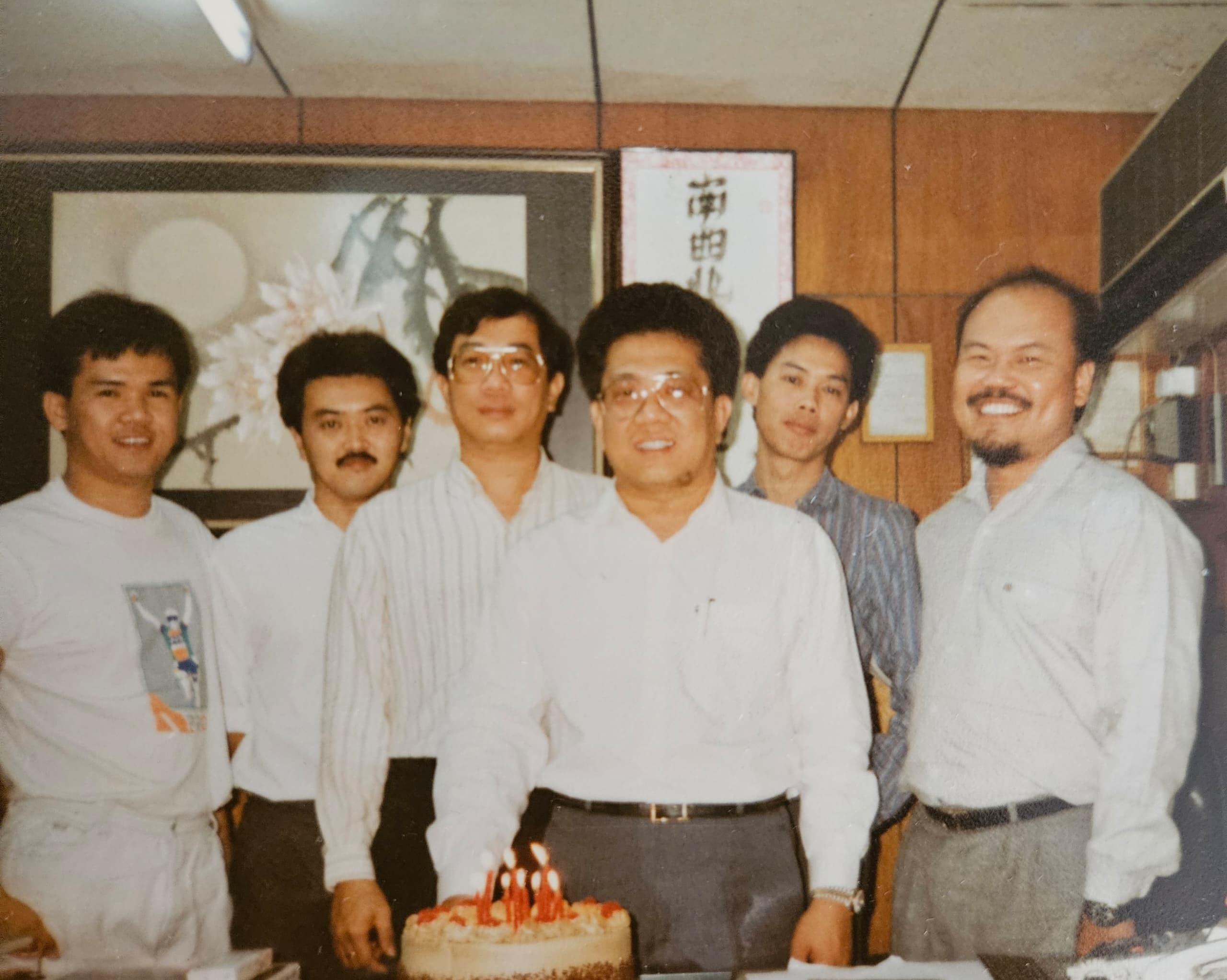 当年身为“南方唱片”中文部主管的谢木（右一）与颜华益（右三）、马来部主管Dennis（右二）、总经理Frankie（左三），以及另外两位分别来自会计部和营销部的同事合影。（照片由谢木提供）