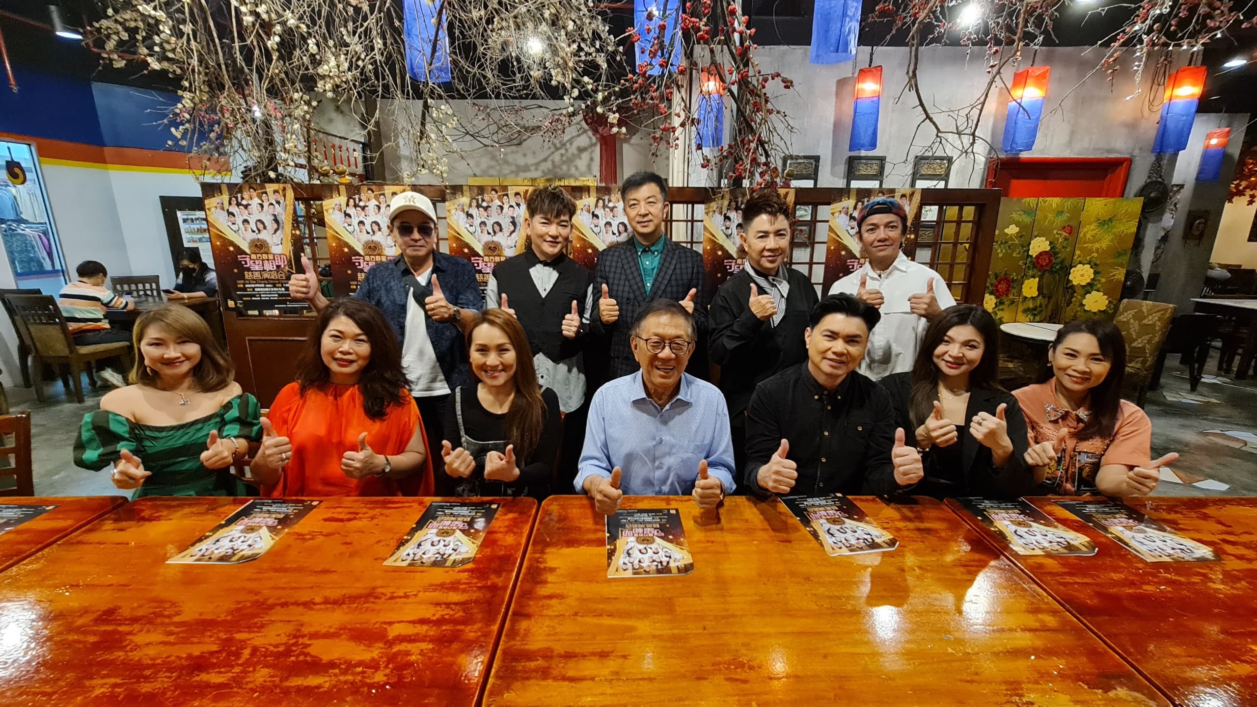 颜华益与郑国亮及歌手在2022年的《南方群星守望相助慈善演唱会》记者会上合照。