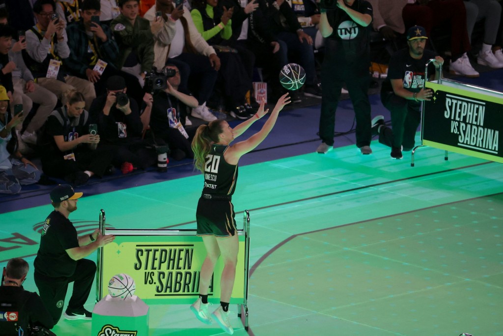 NBA三分球王“萌神”Stephen Curry和WNBA三分球记录保持人、女版“柯瑞”Sabrina Ionescu进行顶尖对决。