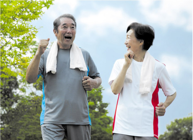 70岁以上老年人尽量不要选择太过于剧烈的运动，例如快跑等，最好选择负荷较小的有氧运动，例如慢走、打太极等等。