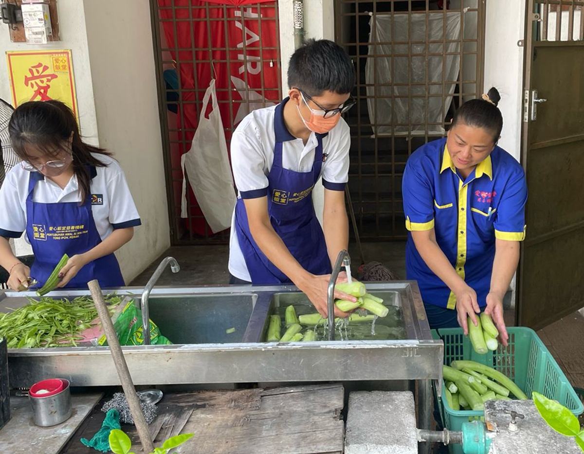 爱心饭堂为社会不幸的一群提供到一餐温饱，义工们分工合作把菜清洗干净好下厨，也是爱心的贡献。