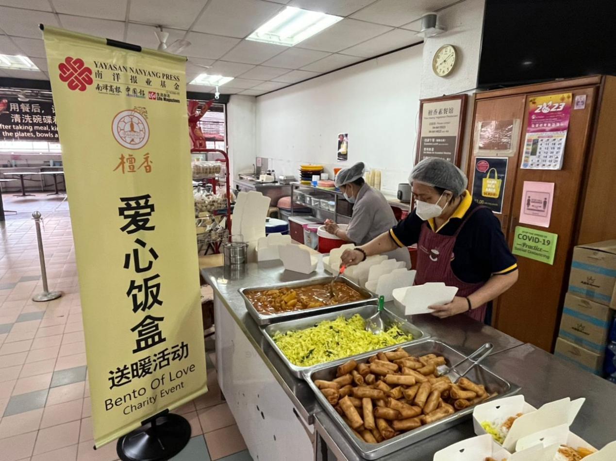 饭菜煮好后便一一打包好，由义工派送热腾腾的饭盒给受惠者们。