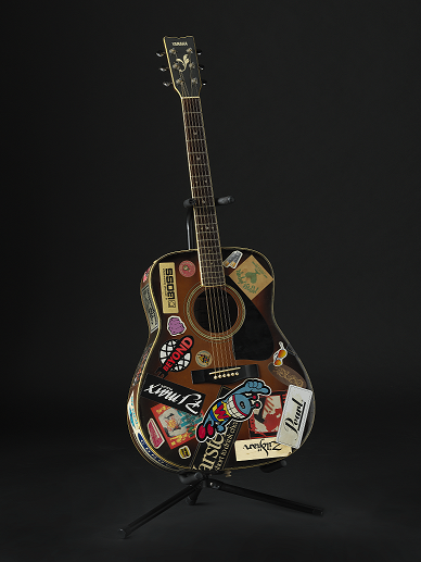 黄家驹的第一把木吉他，从此改变了他的人生轨迹。这把吉他目前收藏在香港文化博物馆内。