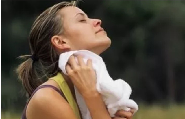 若颈部时常出汗，这有可能是身体内分泌失调有关。