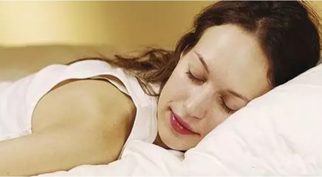 有的人会睡着出汗，中医称为“盗汗”是身体阴虚表现。