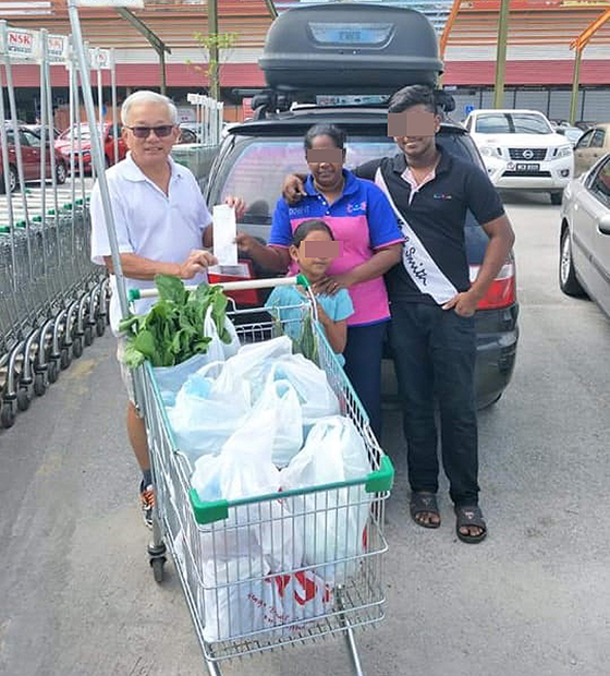 带着贫困家庭前往超市，让他们自行采购所需要的物资，他再帮忙付款。