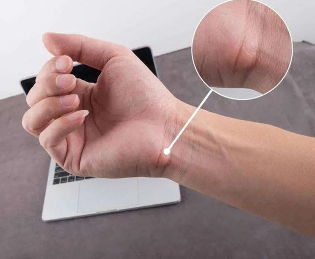 长时间在使用鼠标和键盘，容易引起手腕和手指麻木和疼痛，在工作一个小时左右不妨活动一下腕部。