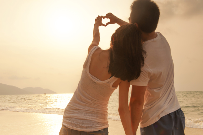 Attractive,Young,Couple,On,The,Beach