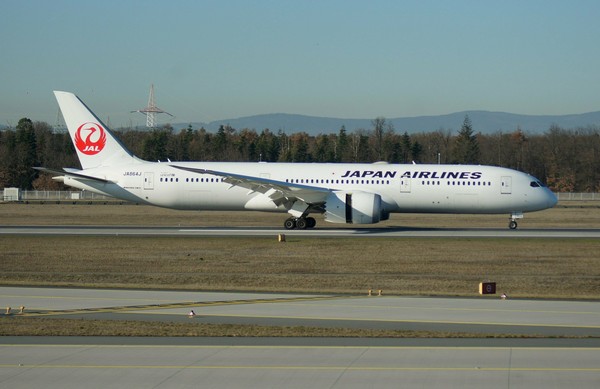 Frankfurt Airport. A Boeing 787 Dreamliner of the Japanese airline JAL, rolls after landing on the runway north-west to the parking positions at the terminals. | usage worldwide Photo by: Wolfgang Minich/picture-alliance/dpa/AP Images