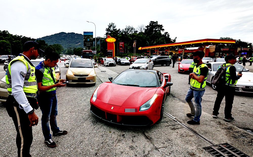 KUALA LUMPUR, 26 Mei -- Lebih 50 kenderaan diperiksa semasa Operasi Khas Trafik Samseng Jalanan di sebuah stesen minyak di Plaza Tol Gombak hari ini. Operasi khas yang dijalankan JSPT Bukit Aman bersama agensi penguatkuasaan lain antaranya Jabatan Pengangkutan Jalan dan Agensi Anti Dadah Kebangsaan adalah bagi membanteras kereta klon dan pengubahsuaian kenderaan. Tinjauan Bernama mendapati rata-rata pengguna jalan raya memberitahu mereka dalam perjalanan ke pameran automotif yang diadakan di Genting Highland, hari ini. --fotoBERNAMA (2024) HAK CIPTA TERPELIHARA