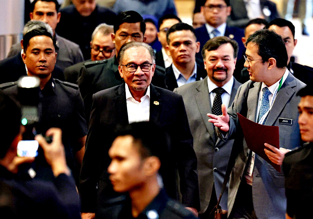 KUALA LUMPUR, May 28 -- Prime Minister Datuk Seri Anwar Ibrahim with Treasury secretary-general Datuk Johan Mahmood Merican and Finance Minister II Datuk Seri Amir Hamzah Azizan during the Global Forum on Islamic Economics and Finance (GFIEF) at Kuala Lumpur Convention Centre today. --fotoBERNAMA (2024) COPYRIGHT RESERVED