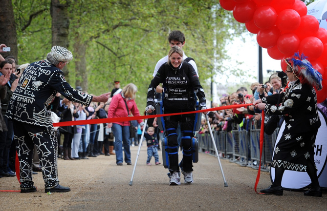 2012年，Claire在“机械套装”的帮助下，花了17天完成42.195公里的马拉松，同时筹获逾13万英镑的善款。