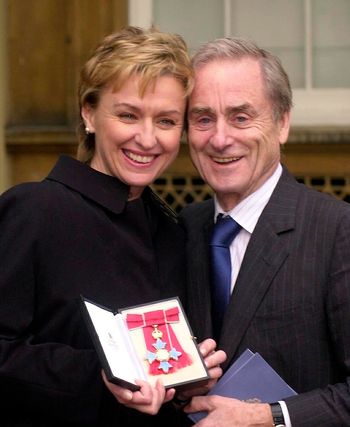 蒂娜·布朗（左）曾在2000年获得英女王授予大英帝国勋章的荣耀。